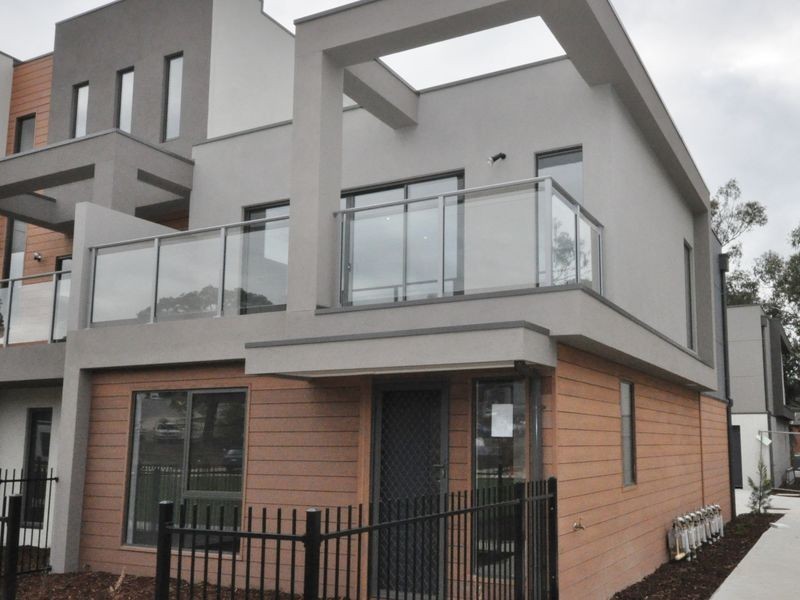 16 Lithgow Way (1-5 Central Ave), Mooroolbark VIC 3138