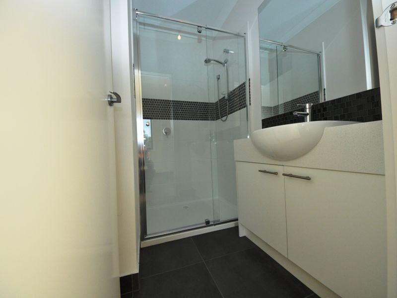 8 Lithgow Way (1-5 Central Ave), Mooroolbark VIC 3138