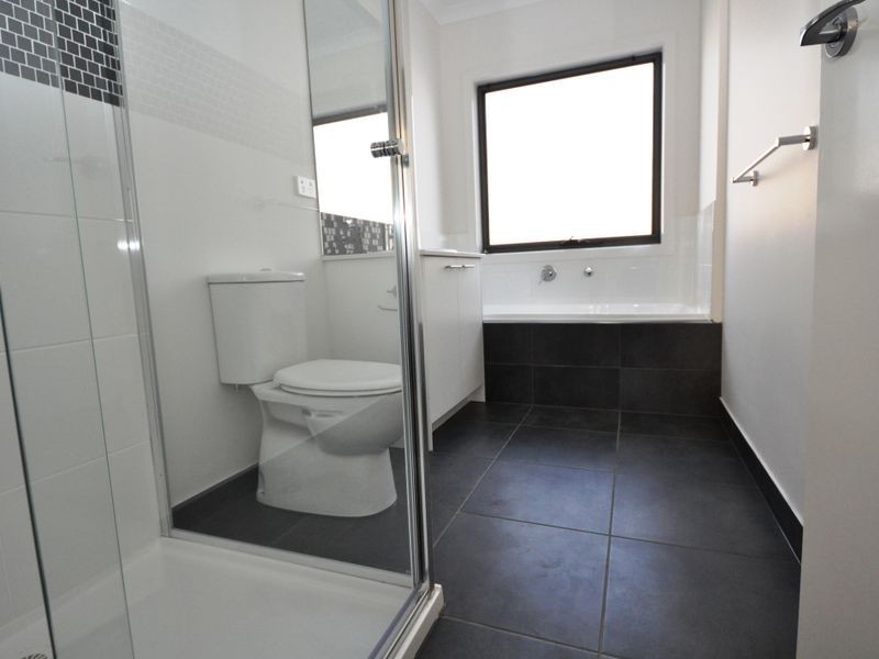 8 Lithgow Way (1-5 Central Ave), Mooroolbark VIC 3138