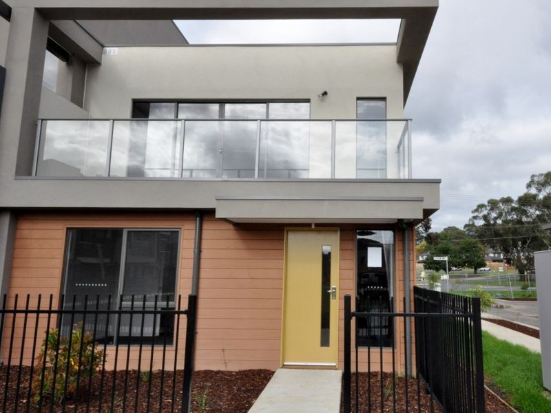 24 Lithgow Way (1-5 Central Ave), Mooroolbark VIC 3138