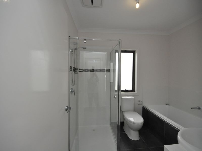 24 Lithgow Way (1-5 Central Ave), Mooroolbark VIC 3138