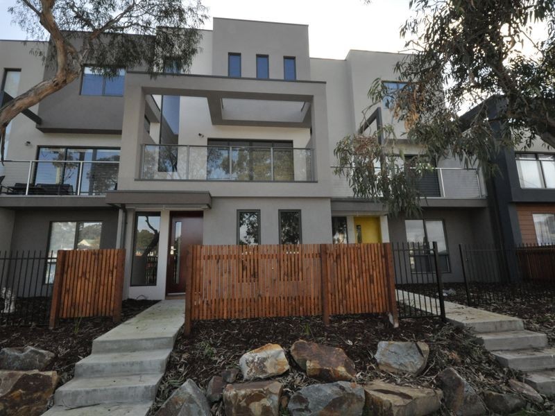 29 Lithgow Way (1-5 Central Ave), Mooroolbark VIC 3138