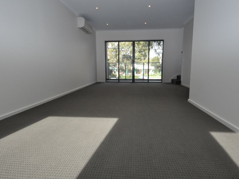 29 Lithgow Way (1-5 Central Ave), Mooroolbark VIC 3138