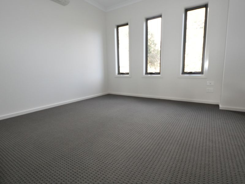 29 Lithgow Way (1-5 Central Ave), Mooroolbark VIC 3138