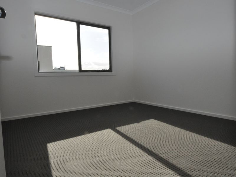 29 Lithgow Way (1-5 Central Ave), Mooroolbark VIC 3138