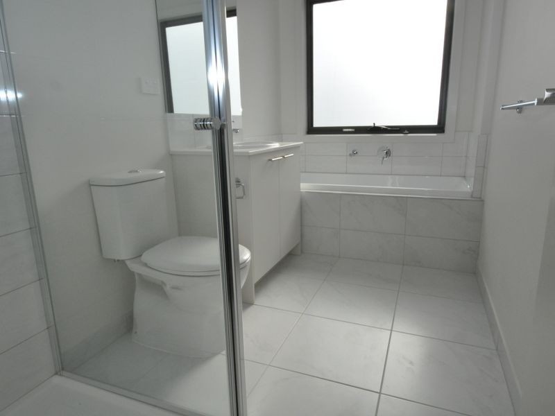 29 Lithgow Way (1-5 Central Ave), Mooroolbark VIC 3138