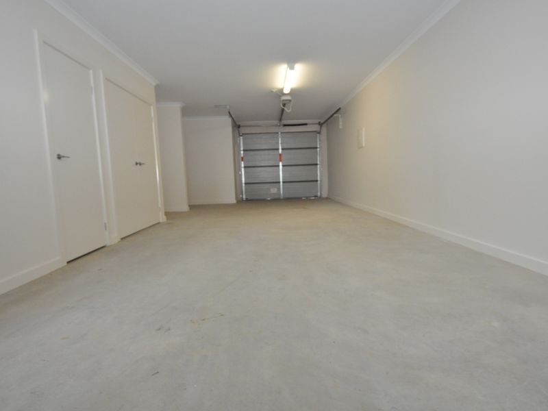 29 Lithgow Way (1-5 Central Ave), Mooroolbark VIC 3138