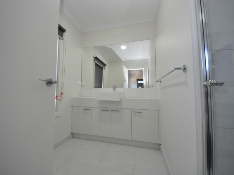 14 Recess Concourse (1-5 Central, Mooroolbark VIC 3138