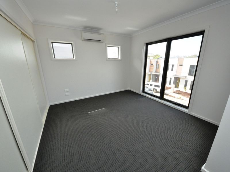 16 Yellowgum Crescent (1-5 Centra, Mooroolbark VIC 3138