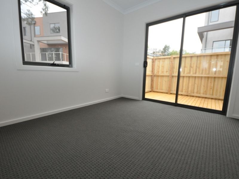 2 Nicky Close (1-5 Central Ave), Mooroolbark VIC 3138