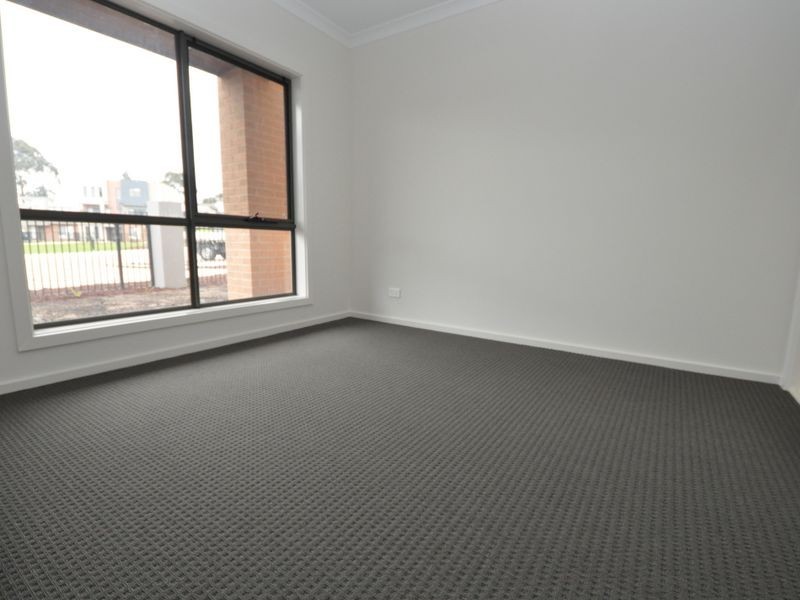 2 Nicky Close (1-5 Central Ave), Mooroolbark VIC 3138