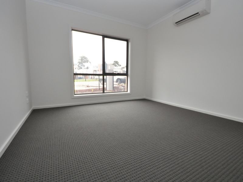 2 Nicky Close (1-5 Central Ave), Mooroolbark VIC 3138