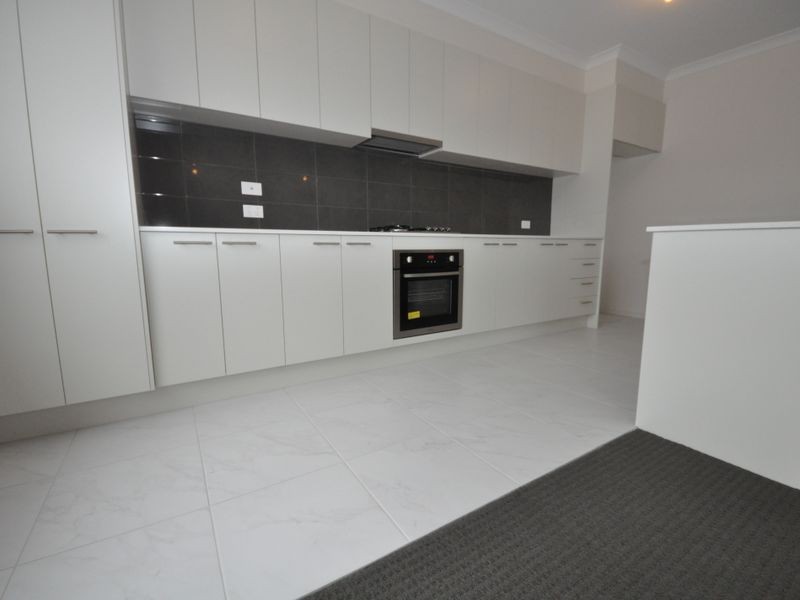 2 Nicky Close (1-5 Central Ave), Mooroolbark VIC 3138