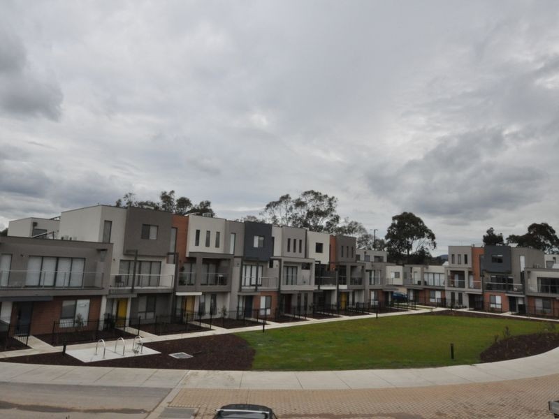 2 Nicky Close (1-5 Central Ave), Mooroolbark VIC 3138