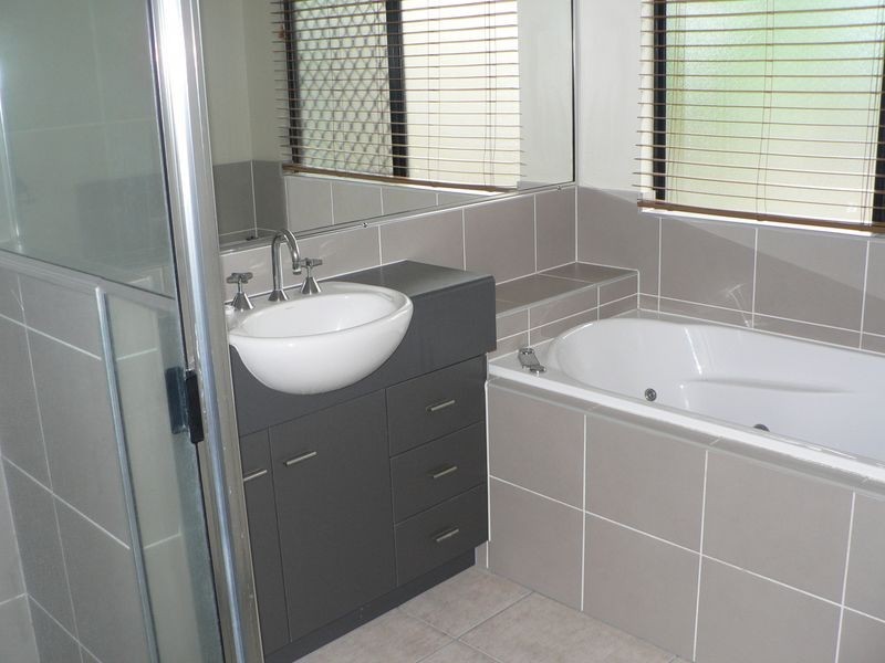 3 Cooper Court, Rural View QLD 4740