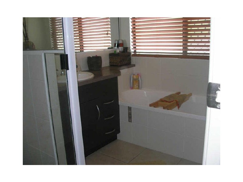 1 Douglas Crescent, Rural View QLD 4740