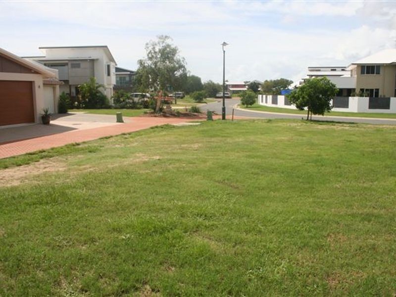 7 Seafarer Court, Blacks Beach QLD 4740