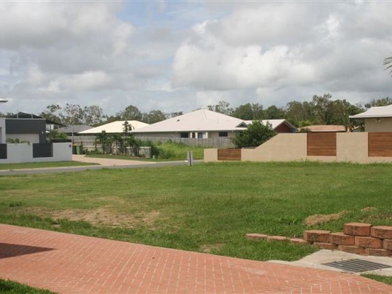 7 Seafarer Court, Blacks Beach QLD 4740