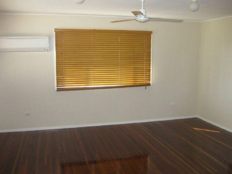 8 Rolfe Street, Moranbah QLD 4744