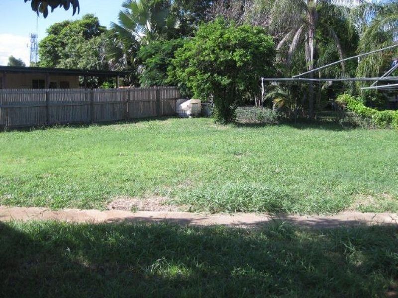 8 Rolfe Street, Moranbah QLD 4744