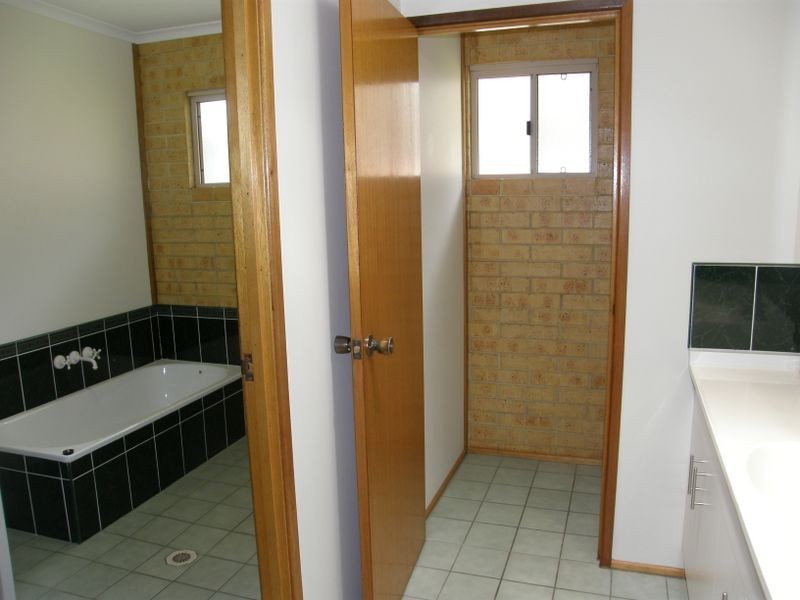 1 Cassia Place, Glenella QLD 4740