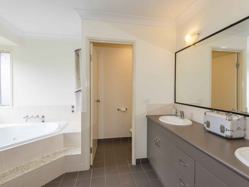 4 McLaren Court, Glenella QLD 4740