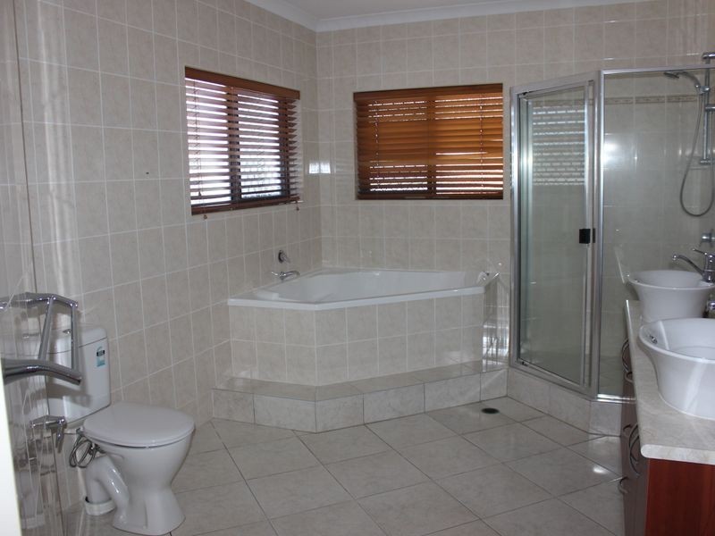4 Rainbow Crescent, Eimeo QLD 4740