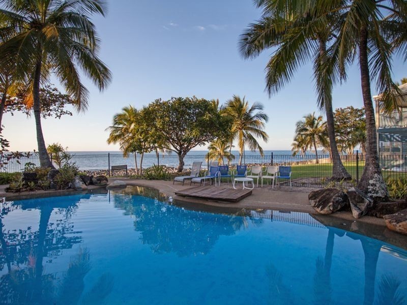 3/2 Beach Road, Dolphin Heads QLD 4740