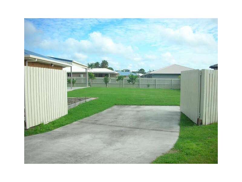 17 Crofton Close, Rural View QLD 4740