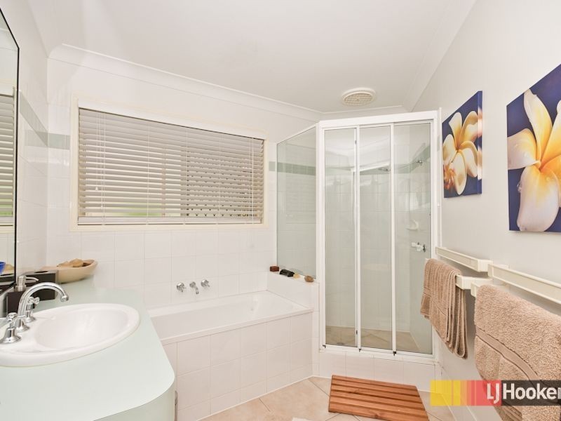 17 Phoenix Court, Eatons Hill QLD 4037