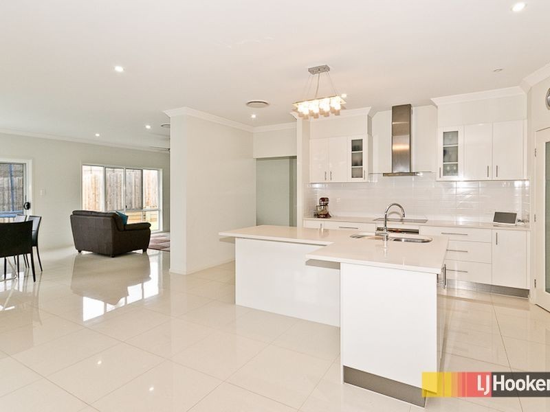 6 Leo Place, Bridgeman Downs QLD 4035