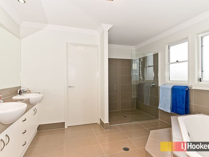 6 Leo Place, Bridgeman Downs QLD 4035