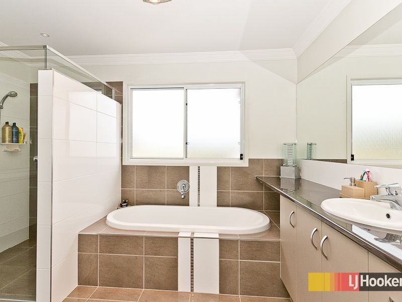 6 Leo Place, Bridgeman Downs QLD 4035