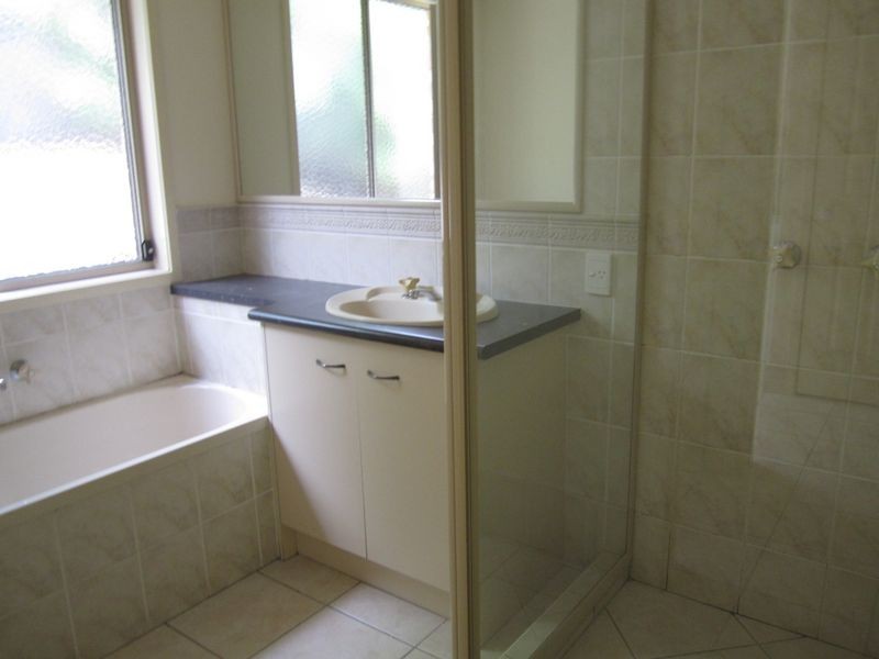 5 Emanual Court, Eatons Hill QLD 4037