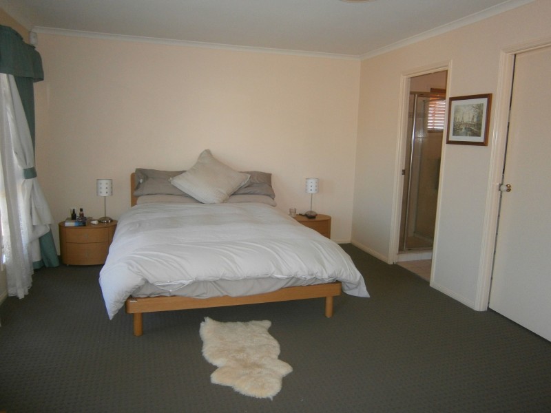 2 Glendore Court, Eatons Hill QLD 4037
