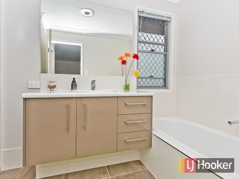 1 Broadwater Lane, Fitzgibbon QLD 4018