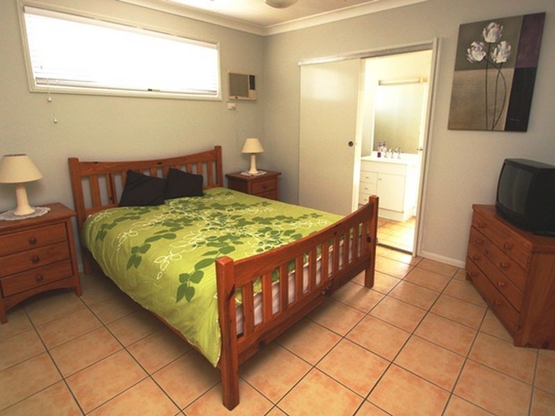 25 Fourteenth Avenue, Sandgate QLD 4017