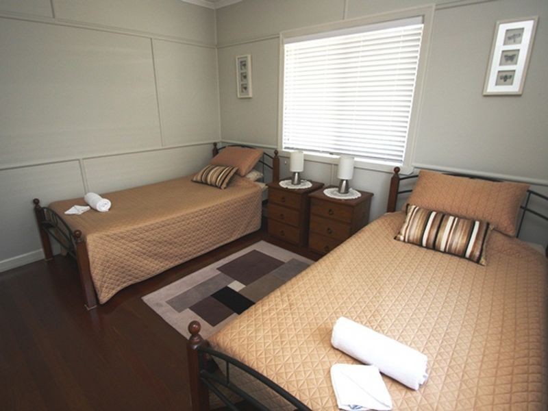 25 Fourteenth Avenue, Sandgate QLD 4017