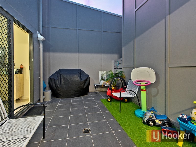 22 Blue Mountains Crescent, Fitzgibbon QLD 4018