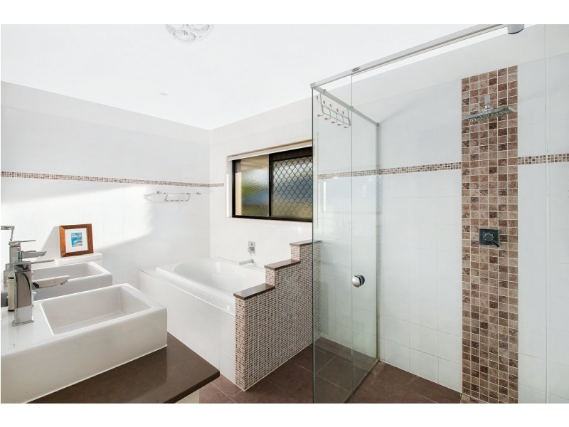 21 Eastbourne Street, Chermside West QLD 4032