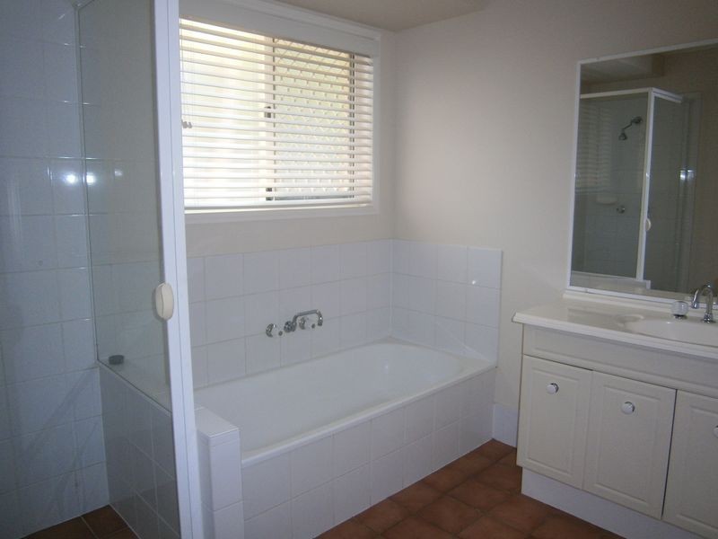 17 Saraband Drive, Eatons Hill QLD 4037