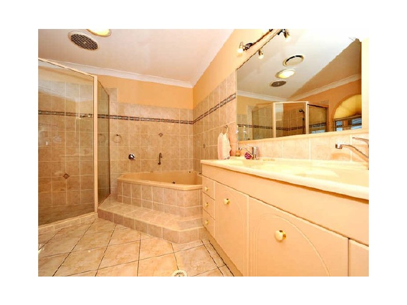 2 Castlehaven Close, Chermside West QLD 4032