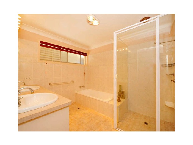 8 Lawrence Road, Chermside West QLD 4032