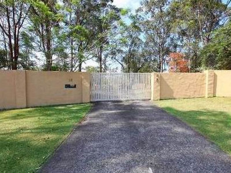 18 Josephine Terrace, Highland Park QLD 4211