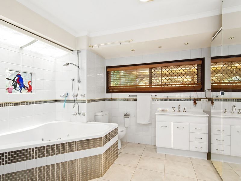 8 Eamonn Court, Highland Park QLD 4211