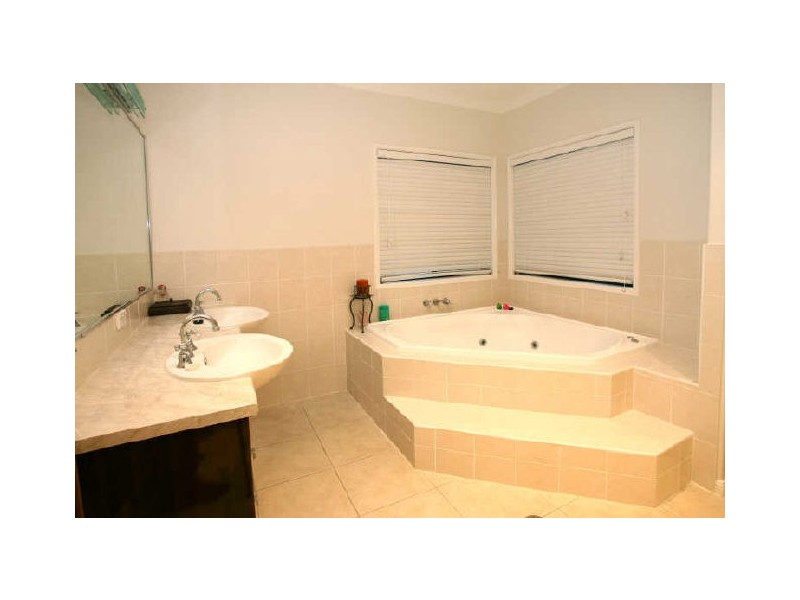5 Chevron Rise, Highland Park QLD 4211