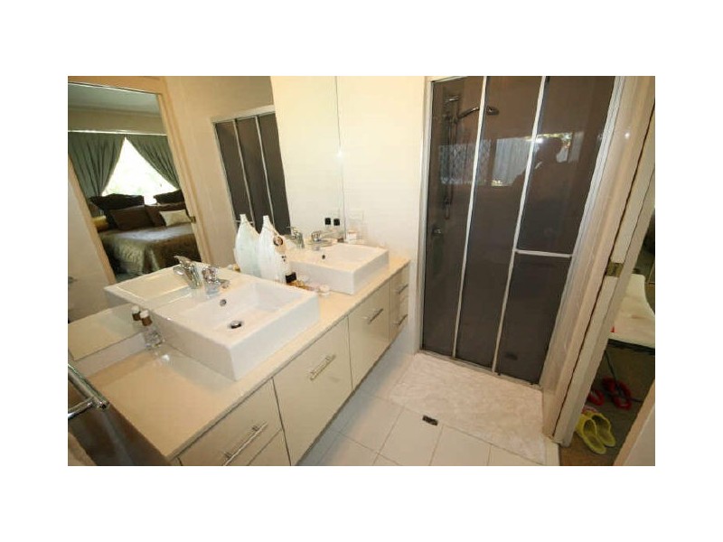 15 Lytham Court, Highland Park QLD 4211