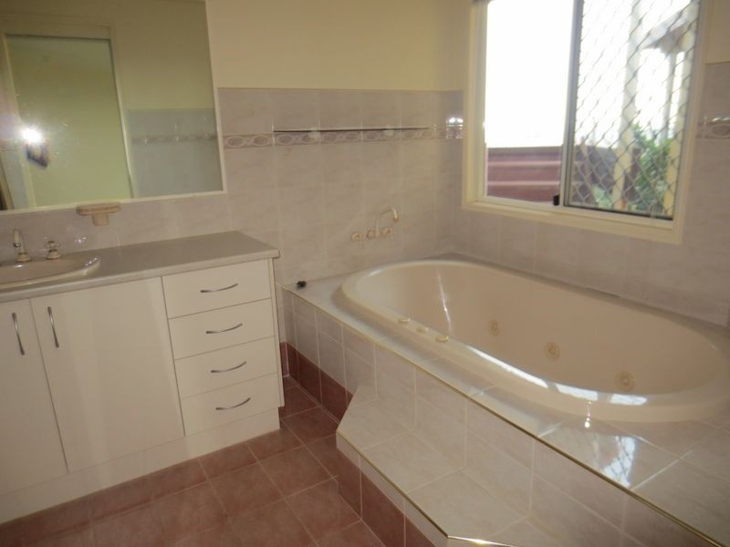 112 Armstrong Way, Highland Park QLD 4211