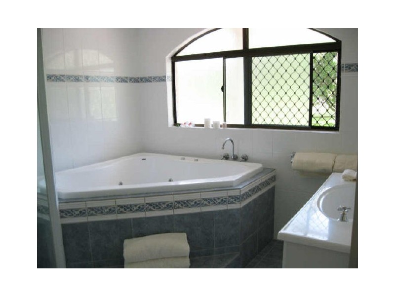 39 Winderadeen Drive, Highland Park QLD 4211