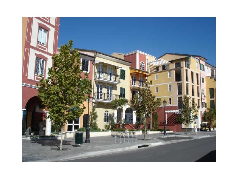 24/3030 The Boulevard “Emerald Lakes”, Carrara QLD 4211